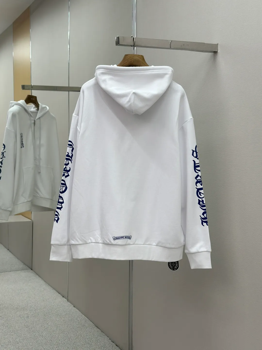 P470 Chrome Hearts letter-printed zipper, custom-made soft cloud-like 100% cotton velvet feel fabric, delicate and smooth, comfortable and close to the skin, with pure white as the base, indigo lines cut neatly into the cracks, Western Gothic text embellishment on the chest, controlling the visual focus and extending vertically from the wrist to the shoulder line, a magical stroke that breaks the monotony. The zipper hooded silhouette deconstructs the lazy drape carrying velvet. When Gothic font meets all white, it retains the coolness of Gothic. The purity of white dissolves the depression of darkness, giving concrete expression to the sweet-cool balance and unlocking a multi-faceted style. Process 1: Use glue printing. The printing is modified three times with the film screen. Use glue paint to print the pattern on the fabric. Bake the fabric to fix the printing pattern. Process 2: The fabrics are washed and have a better hand feel. Not easy to deform. Not easy to shrink. Not easy to fade. Maintain long-term beauty. Accessories: Customized CH zipper. Customized CH trademark. Version: Loose fit Size: S M L XL